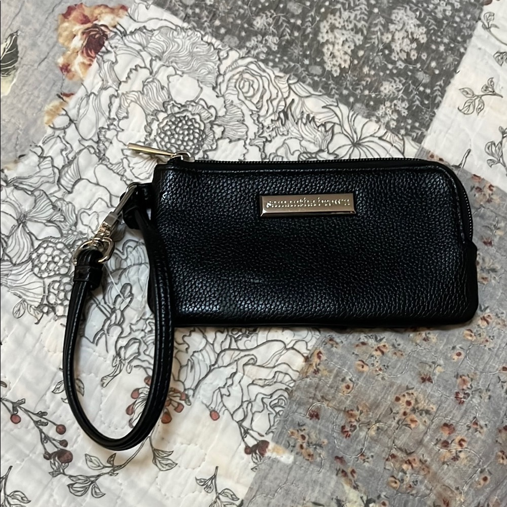 Black Wristlet by Samantha Brown 💙
